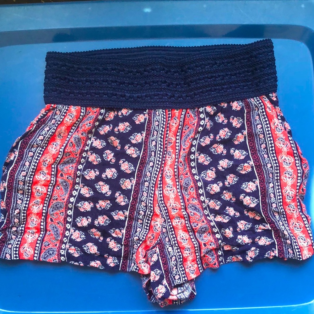🍒🍒3/$20🍒🍒 Pink and Navy Flowy Floral Shorts🌺